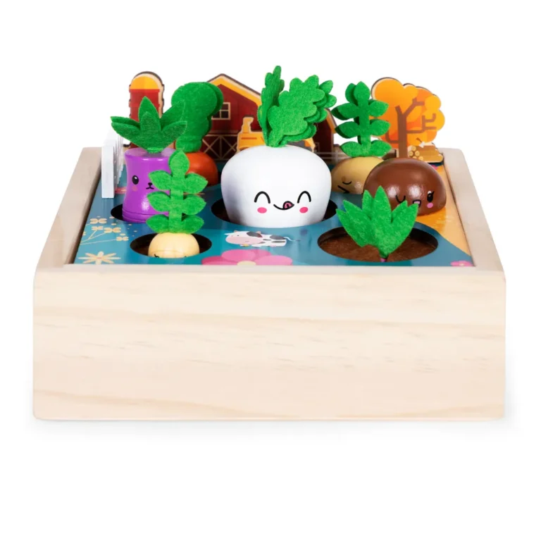 7 db-os fából készült zöldség készlet veteményeskertet imitáló dobozzal, pajta és traktor grafikával, 17x17x6,2 cm, színes