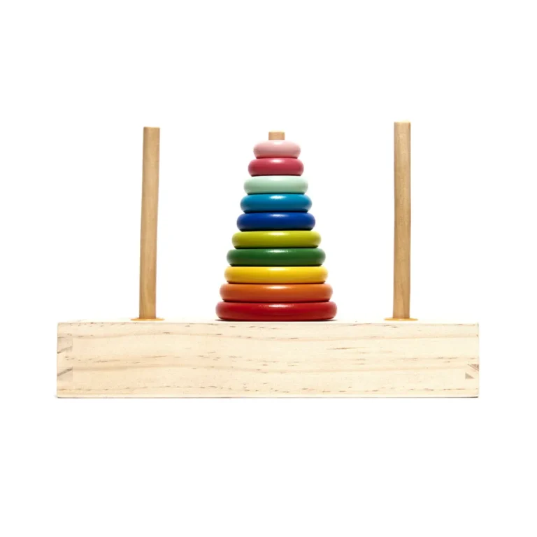 Fából készült piramis kirakó, válogató játék alaptoronnyal, szivárványszínű korongokkal