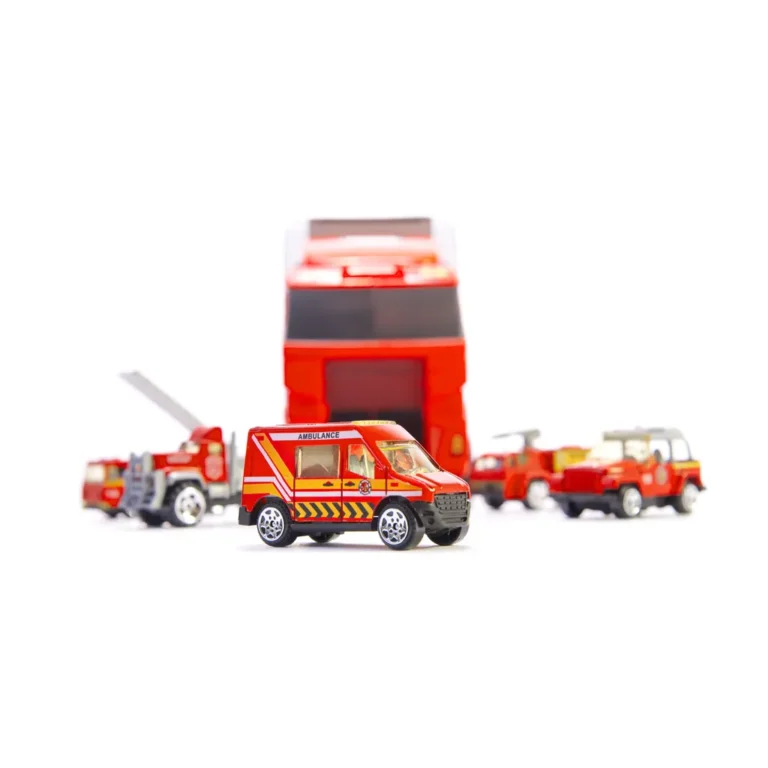 Szállító kamion fém tűzoltóautókkal