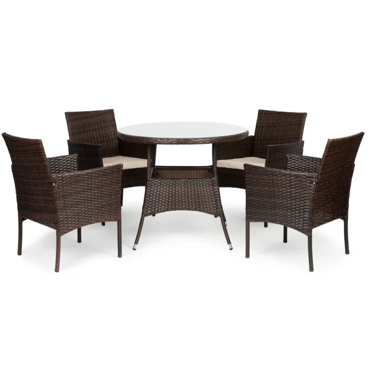 5 részes rattan kerti bútor szett 4 stílusos székkel és üveg asztallal (90×73 cm), kényelmes bézs színű pérnékkal, fém vázas konstrukció, barna