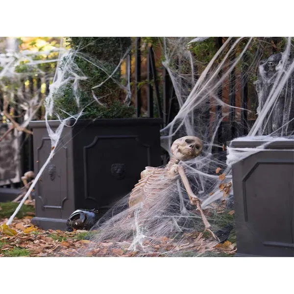 Fehér pókháló pókokkal halloween dekoráció