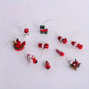 Fa karácsonyfadísz készlet, 10 darab, piros-fehér, 2,5–3,5 cm