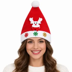 Mikulássapka rénszarvasdísszel és hópehelymintával, 26 × 35 cm